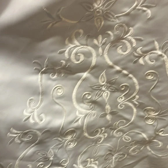 EUC Sz 16W Davids Bridal satin embroidered gown w chapel train 95268